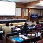 Komisi A saat menggelar public hearing dengan tim ahli Unibraw, Malang. foto: syuhud/ BANGSAONLINE