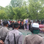 Aksi puluhan massa kelompok "Tikus Pithi" saat demo di depan KPU Ngawi. foto: ZAINAL ABIDIN/ BANGSAONLINE