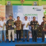 Deputi Direktur Wilayah BPJS Ketenagakerjaan Jawa Timur, Hadi Purnomo (empat dari kanan) saat hadiri launching program KKBC di Balai Desa Wedani, Kecamatan Cerme. FOTO: SYUHUD/ BANGSAONLINE.com