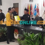 Ketua DPD Golkar Sidoarjo, Adam Rusydi, saat mendaftarkan bacaleg ke KPU pada Mei 2023. Foto: MUSTAIN/BANGSAONLINE