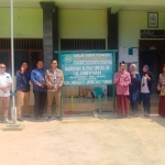 Branch Manager BRI Tuban, Mohammad Arief Prabowo (enam dari kiri) saat menyerahkan secara simbolis dua bangunan gedung bantuan program BRI Peduli TJSL pada MA Unggulan Ulumiyyah Jatirogo.