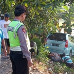 Mobil saat akan dievakuasi dari parit.