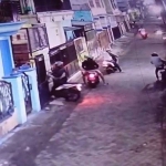 Tangkapan layar rekaman CCTV aksi pencurian sekaligus dua motor di sebuah Kos  RT 64/RW02 Desa Pabean, Kecamatan Sedati, Sidoarjo.