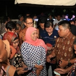 Gubernur Khofifah Indar Parawansa berbincang santai dengan para pimpinan media Jawa Timur. foto: ist