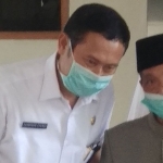 Yuhronur Efendi, saat bersama KH. Abdul Aziz Khoiri (Ketua MUI) Lamongan.