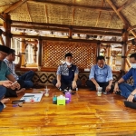 Abdurahman Taher dan Yudi beserta Ainul Gupron saat konferensi pers di Dak Lanjang Martajasah, Bangkalan, Jum