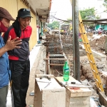 Ketua DPRD Nganjuk, Tatit Heru Tjahjono bersama pelaksana di depan rumah warga terdampak pembangunan proyek trotoar dan pedestrian Jl. A. Yani. foto: BAMBANG/ BANGSAONLINE