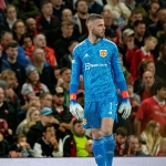 Kiper David de Gea siap mengamankan gempuran pemain West Ham.