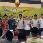 Ketua DMI Gresik bersama Kepala DLH Gresik, dan sejumlah pemateri workshop.