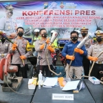 Kapolres Jombang, AKBP Agung Setyo Nugroho saat memimpin pers rilis di halaman Kantor Satlantas Polres Jombang.