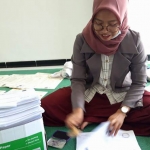 Salah satu lulusan IAINU Tuban saat sedang mencari ijazahnya.