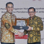 Direktur Utama SIG, Donny Arsal (kanan), saat menyerahkan cendera mata kepada Direktur Utama LPDP, Andin Hadiyanto (kiri), usai penandatanganan MoU. Foto: Ist