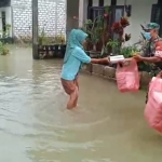 Serda Untuk saat membagikan makanan kepada warga Desa Bulurejo.