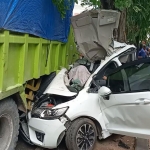 Kondisi kendaraan yang ditumpangi korban ringsek usai diseruduk truk tronton.