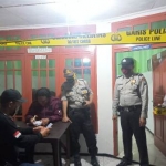 Petugas kepolisian sudah berada di lokasi untuk melakukan olah TKP. Polisi sudah memasang police line.  