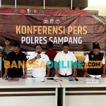 Polisi saat mengungkap kasus penyerangan mantan Kepala Desa Madulang, Sampang. Foto: MUTAMMIM/BANGSAONLINE