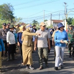 Pj Wali Kota Probolinggo saat meninjau penanaman bibit pohon tabebuya di sekitar TPS Kedopok.