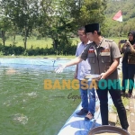 Bupati Arifin saat meninjau lokasi budidaya ikan air tawar di desa Sukowetan. Foto: Herman Subagyo/BANGSAONLINE.com