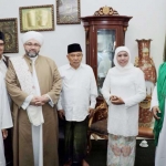 Khofifah saat foto bersama Syekh Afifuddin al-Jailani.