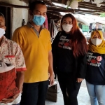 Seger Riyanto (membawa paket sembako), saat menerima sembako yang diantar oleh Kepala Kelurahan Dandangan Komardiyanto, Koordinator RGR Irma Yulianti, Tim RGR Siswaningtri, dan Bhabinkamtibmas Kelurahan Dandangan. foto: Muji Harjita/ BANGSAONLINE.com