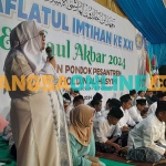 Wakil Bupati Situbondo, Khoirani, saat memberikan sambutan pada pengajian di Pondok Pesantren Ibnu Kholdun Al Hasyimi. Foto: SYAIFUL BAHRI/BANGSAONLINE