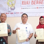 Penyerahan sertifikat hak kekayaan intelektual.  
Sumber (Humas Kemenkumham Jatim)