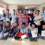 Warga binaan yang dibebaskan secara asimilasi dan integrasi foto bersama Kalapas Ahmad Fauzi dan Kasubsi Pelayanan Tahanan Pradana Suwito, Kamis (2/3).