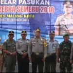 Kapolres Makota AKBP. Asfuri didampingi perwakilan peserta upacara Ops. Zebra Semeru 2018, saat menyampaikan keterangan kepada awak media.