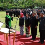 Bupati Anas saat melatik para pejabat di Taman Blambangan.