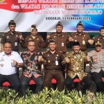 Seluruh jajaran kasi dan staf Kejari Sidoarjo foto bersama usai pencanangan komitmen mewujudkan Wilayah Bebas Korupsi (WBK) dan Wilayah Birokrasi Bersih Melayani (WBBM).