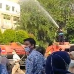 Para pegawai DLHK Sidoarjo tampak berhamburan keluar saat mengetahui kantornya terbakar.