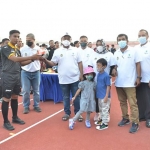 Bupati Gresik saat membuka Piala Bupati Gresik U-20 tahun 2021. foto: SYUHUD/ BANGSAONLINE