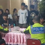 Petugas dari Polsek Mojoagung saat menginterogasi para pebalap liar.