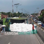 Muatan tepung bahan roti sebanyak 10 ton tumpah dari gandengan dan menutup jalur flyover Peterongan dari arah Surabaya – Madiun. foto: RONY S/ BANGSAONLINE