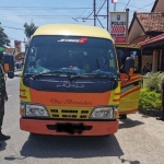 Babinsa Koramil Kalianget bersama anggota polsek setempat saat menggelar operasi yustisi. (foto: ist)