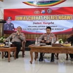 Kapolres Ngawi AKBP Dwiasi Wiyatputera, Dandim Ngawi Letkol Inf Adi Wirawan bersama ketua pengadilan negeri Ngawi saat di acara Jumat curhat, di Pendopo Wedya Graha Kabupaten Ngawi, Jumat (3/2/2023).