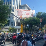 Cuaca panas terik di siang hari Kota Surabaya. Foto: Novandryo/BANGSAONLINE