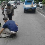 Lubang-lubang ditutup dengan material seadanya.