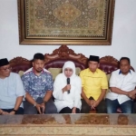 Khofifah didampingi elit partai pengusung memberikan statement di kediaman usai dinyatakan unggul dalam hasil hitung cepat sejumlah lembaga survei. 