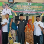 Pj Bupati Sidoarjo, Subandi (tengah) saat kegiatan penerimaan pangan beras CPP di Desa Kebonagung, Sukodono, Rabu (5/6/2024). Foto: Dok. Pemkab Sidoarjo