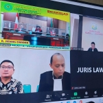 Terdakwa Achmad Ubaidi (kiri bawah) saat menjalani sidang via online. Foto: SYUHUD/ BANGSAONLINE