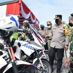 Kapolresta Sidoarjo Kombes Pol. Kusumo Wahyu Bintoro didampingi pejabat forkopimda meninjau armada yang akan digunakan dalam Operasi Lilin Semeru 2022. 