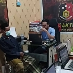 Pelaku pembunuhan saat berada di Mapolres Pamekasan.