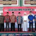 KH Lukman Al-Karim (Gus Lukman) bersama Ketua MPR Zulkfli Hasan dan rombongan di Pesantren Bahrul Maghfiroh Malang Jawa Timur . foto: iwan irawan/ BANGSAONLINE