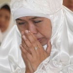 Gubernur dan Wagub Jatim melakukan sujud syukur di Masjid Al Akbar usai pelantikan di istana negara. foto: ist