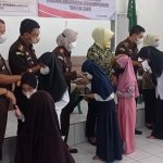 Jajaran Kejaksaan Negeri Kota Kediri saat menyalami anak yatim di Panti Asuhan An-Nur. Foto: Ist.