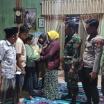 Warga setempat dan anggota TNI-Polri saat melihat bayi yang dibuang oleh pria yang menggunakan mobil di depan Musala An-Nur Tuban.