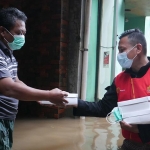 Pemberian makanan untuk korban bencana banjir.