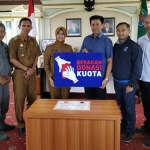 Bupati Kabupaten Nunukan, (tengah kiri) beserta jajaran Pemerintah Kabupaten Nunukan dan Perwakilan Bakamla RI Bersama Group Head XL Axiata Regional Jabodetabek, Kalbar, Kaltim & Kaltara, (tengah kanan) melakukan seremoni pelaksanaan program Gerakan Donasi Kuota.