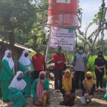 Pengurus cabang Fatayat NU Ngawi foto bersama perwakilan BTPNS Ngawi.